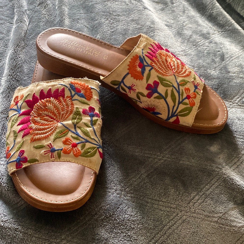 Bella vita coral slides with beautiful embroidered flowers. Very comfortable